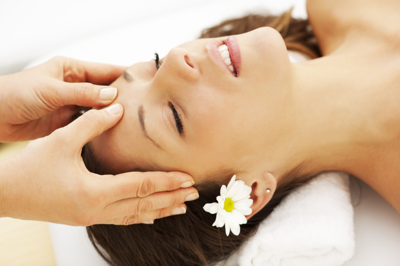 Massage và thư giãn cơ mặt