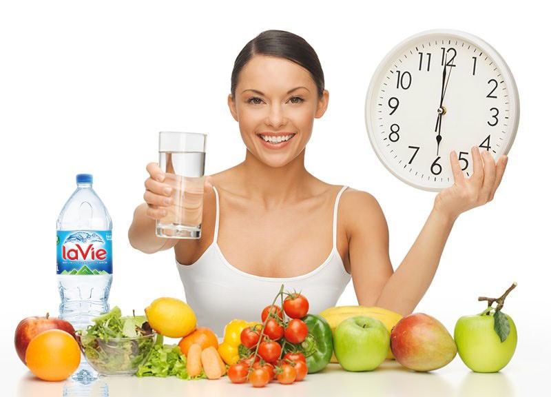 Uống đủ nước, bổ sung rau củ, trái cây có nhiều Vitamin