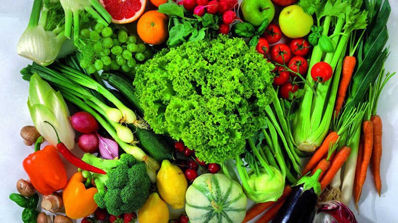 Nên cung cấp cho cơ thể nhiều hoa quả tươi, rau xanh chứa nhiều vitamin A, C cần thiết cho cơ thể